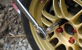 Torquing car wheel nuts